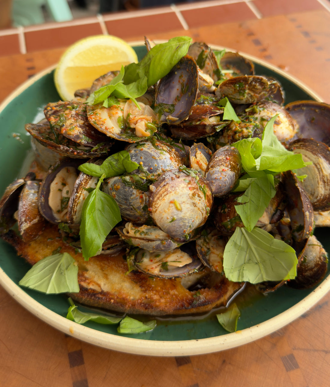CHARCOAL-GRILLED CLAMS ON TOAST WITH SMOKY HERB BUTTER